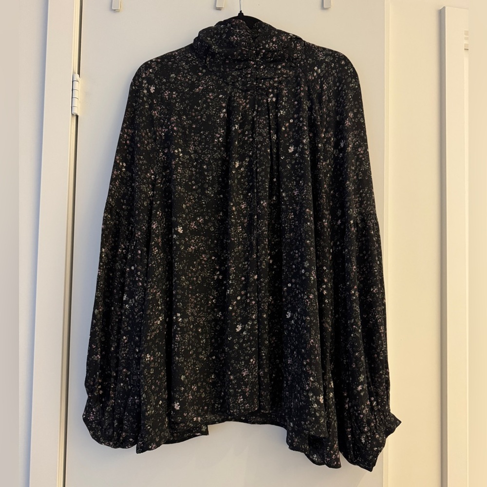 NWT Reitmans Black Floral mock neck Blouse